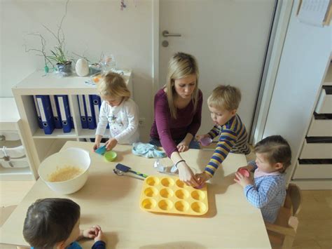Personál detských jaslí pri práci s deťmi