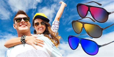 Dieťa s farebnými slnečnými okuliarmi na pláži