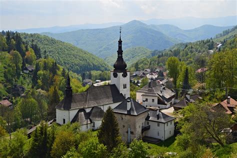 panoráma oravskej krajiny s typickou architektúrou