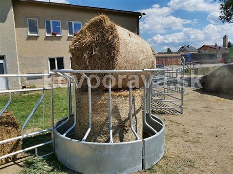 Kolekcia rôznych typov jaslí na seno pre kone a hospodárske zvieratá