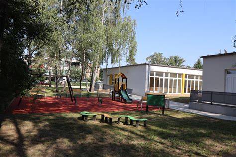 budova moderných detských jaslí s detským ihriskom