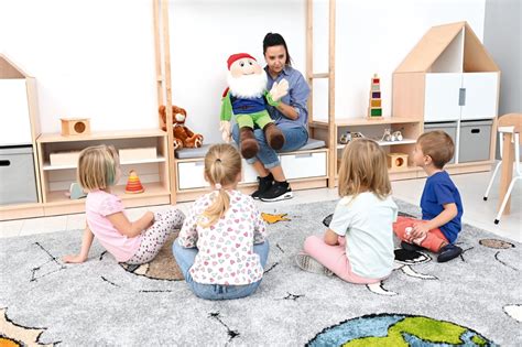 Dieťa v materskej škole počas hry a učenia