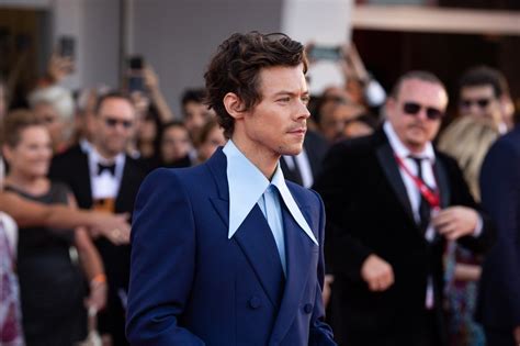 Harry Styles v ikonickom outfite z obálky Vogue