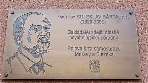 detailná fotografia pamätnej dosky alebo miesta venovaného umeniu 60. rokov