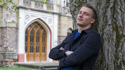 Lavička Juraja Baču v Galante pri základnej škole
