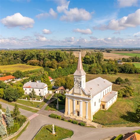 Komjatice - pohľad na kostol sv. Alžbety