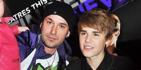Justin Bieber s otcom Jeremym a súrodencami