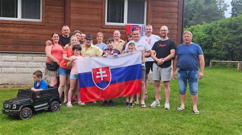 Rodina pri športových aktivitách v malebnej prírode