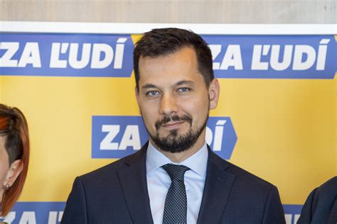 Juraj Šeliga odovzdáva podpisy prezidentovi