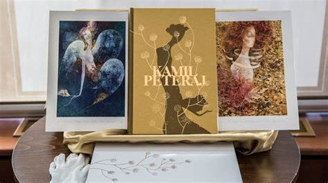 Koláž obálok albumov s textami Kamila Peteraja