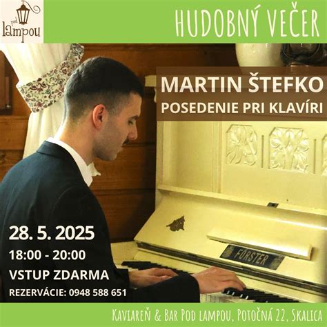 Portrét mladého talentovaného klaviristu pri klavíri