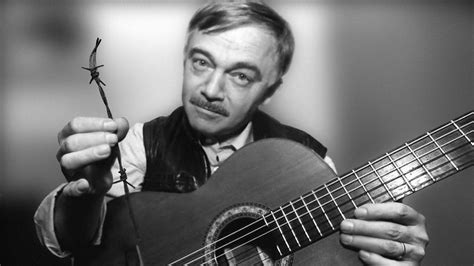Karel Kryl s gitarou počas Pražskej jari