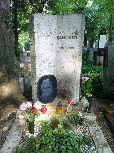 Hrob Karla Kryla na Břevnovskom cintoríne