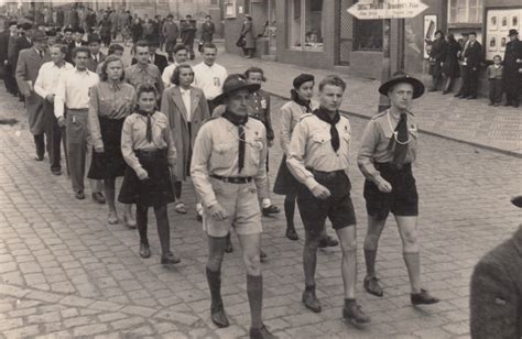 Historická ilustrácia spútania a pochodu ugandských mučeníkov do Namugonga