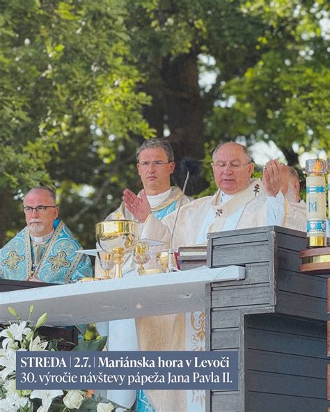 Fotografia pápeža Pavla VI. pri návšteve Ugandy, s pohľadom na svätyňu v Namugongu