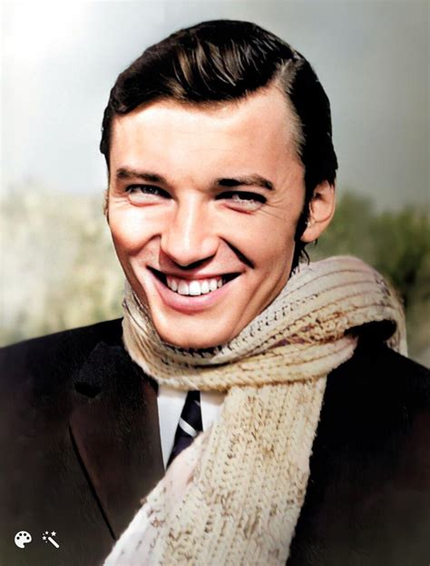 Mladý Karel Gott na pódiu