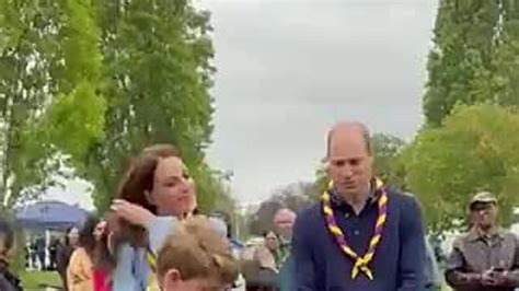 Princ George s rodičmi Kate a Williamom krátko po narodení