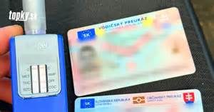 Vodič s dieťaťom v aute
