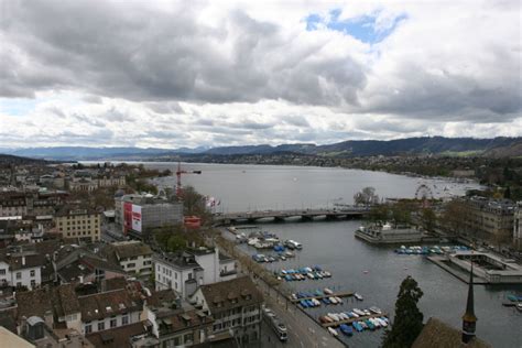 Panoramatický výhľad na jazero Zürich s alpami v pozadí