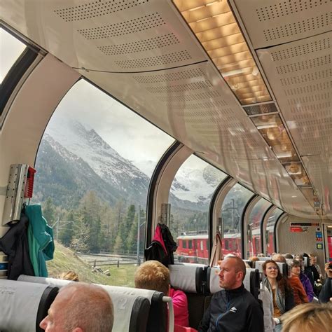 Vlak Bernina Express na alpskom viadukte