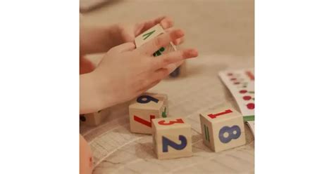 dieťa hrá s drevenými kockami