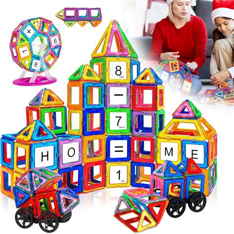 chlapec stavia z magnetických kociek