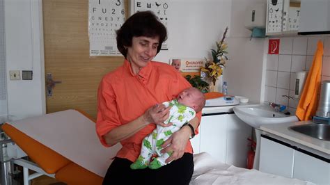 Detský pediater vyšetrujúci bábätko