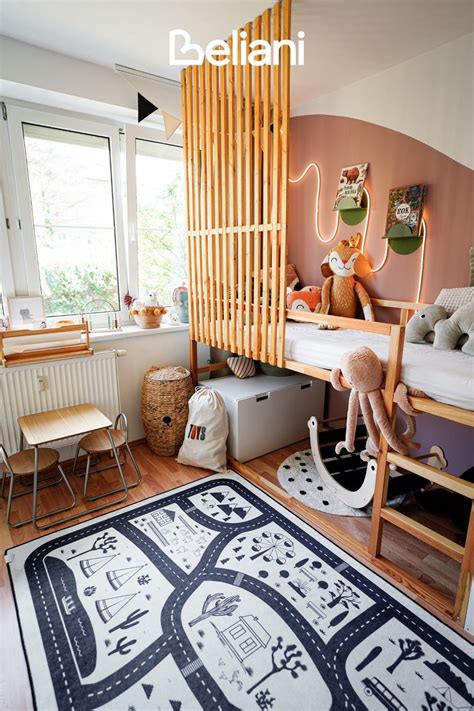 Deti hrajúce sa v bezpečne zariadenej detskej izbe