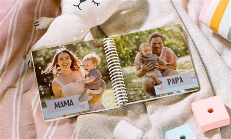 otvorená fotokniha s detskými fotkami a klipartmi