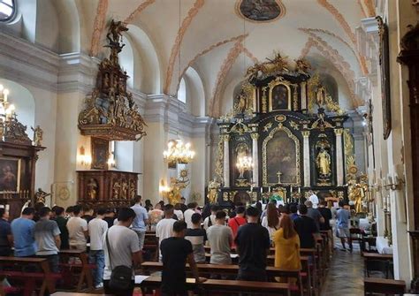 Dieťa prijímajúce Eucharistiu v kostole