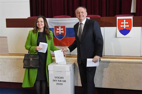 Andrej Kiska s manželkou Martinou a synom Viktorom počas volieb do VÚC