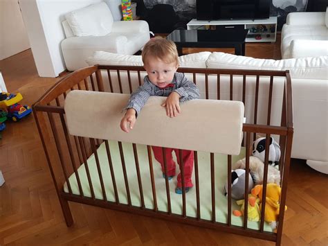 Detail zaoblených hrán a rozostupu priečok detskej postieľky