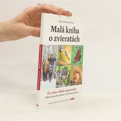 Dieťa, ktoré si pozerá obrázkovú knihu o zvieratách