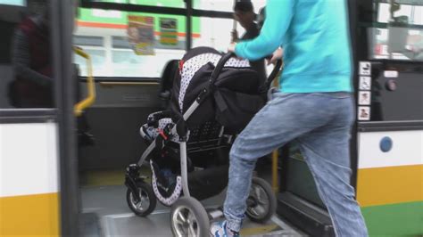 rodičia s dieťaťom v kočíku Britax B-Motion v parku
