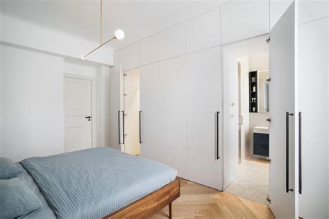 moderný minimalistický interiér bytu s vertikálnym úložným priestorom