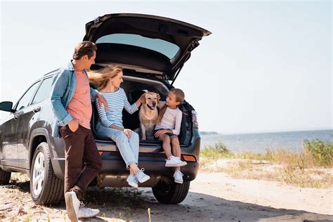 Rodinné auto s otvoreným kufrom, do ktorého sa zmestil kočík
