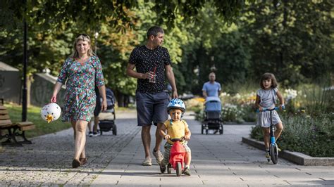 Rodina v parku s kočíkom Bugaboo