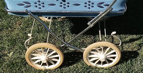 Detail nafukovacieho kolesa retro kočíka s bielym pruhom