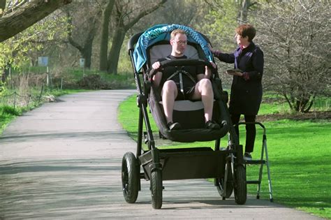 Adult sized stroller with a focus on robust design and comfort