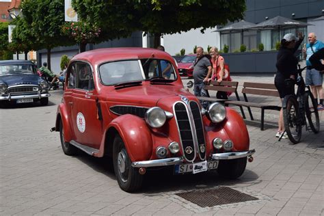 Ilustrácia rôznych typov retro kočíkov s detailnými popismi