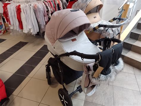 Zákazníčka prezerajúca si kočíky na bazáre