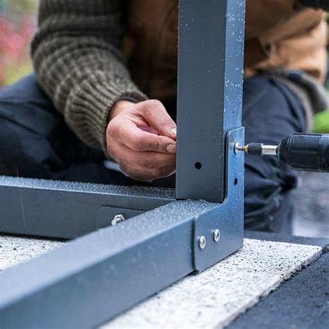 Detail kovového rámu a látky kočíka
