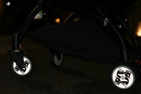 detailný záber na chrómované pružinové kolesá kočíka