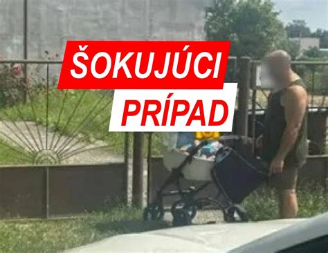 rodičia s dvojičkami v konvertibilnom kočíku