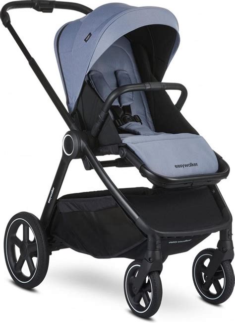 Easywalker Rudey kočík v prírode s hnedou rukoväťou