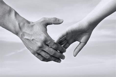 Ilustrácia páru držiacho sa za ruky s nádejou