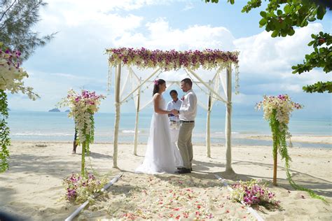 Svadobný pár na pláži v Thajsku