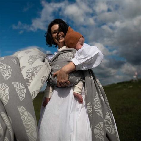 Historické zobrazenie nosenia dieťaťa v šatke