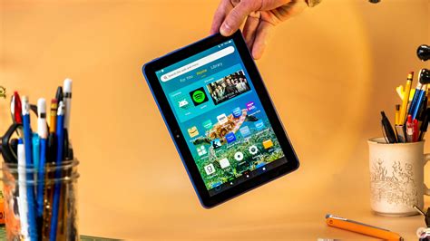 Dieťa so záujmom sledujúce tablet, ilustračná fotografia