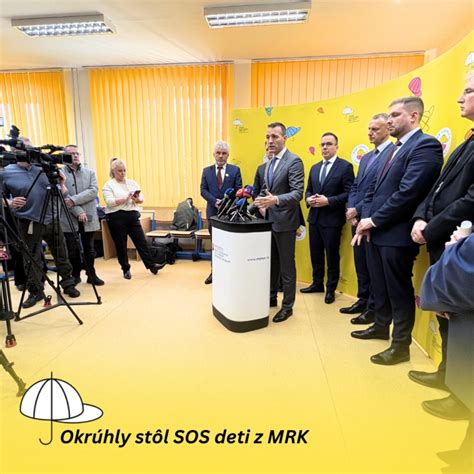 Deti kresliace za stolom, tematická fotografia